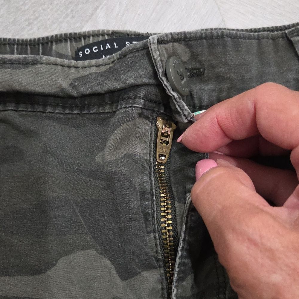 Social Standard Womans Camo Shorts, LARGE - Picture 2 of 5